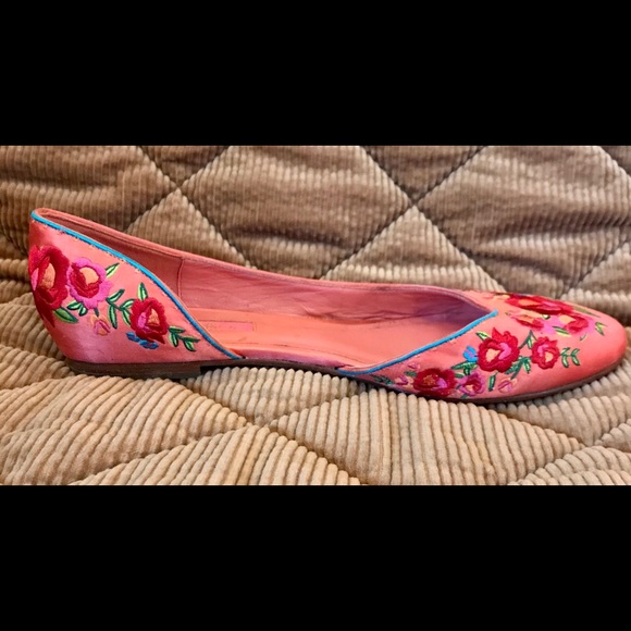 BETSEY JOHNSON PINK FLORAL FLATS - SIZE 8 1/2 - Picture 3 of 6